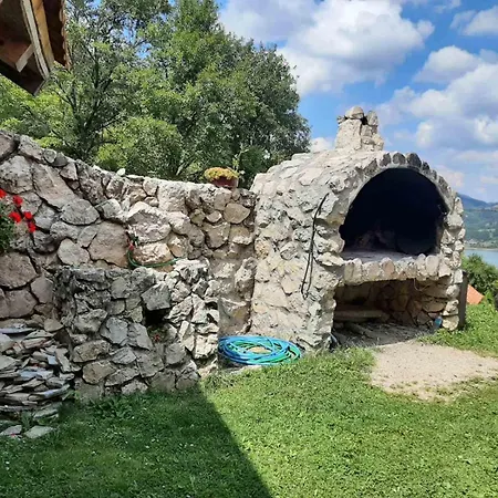 Mandica Avlija *